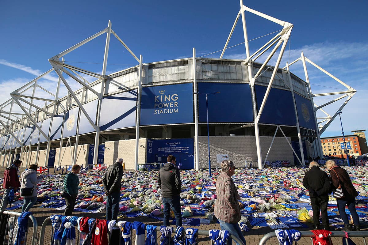 Se calcula en al menos 10 mil ofrendas florales las que han llegado al King Power Stadium luego de la tragedia.