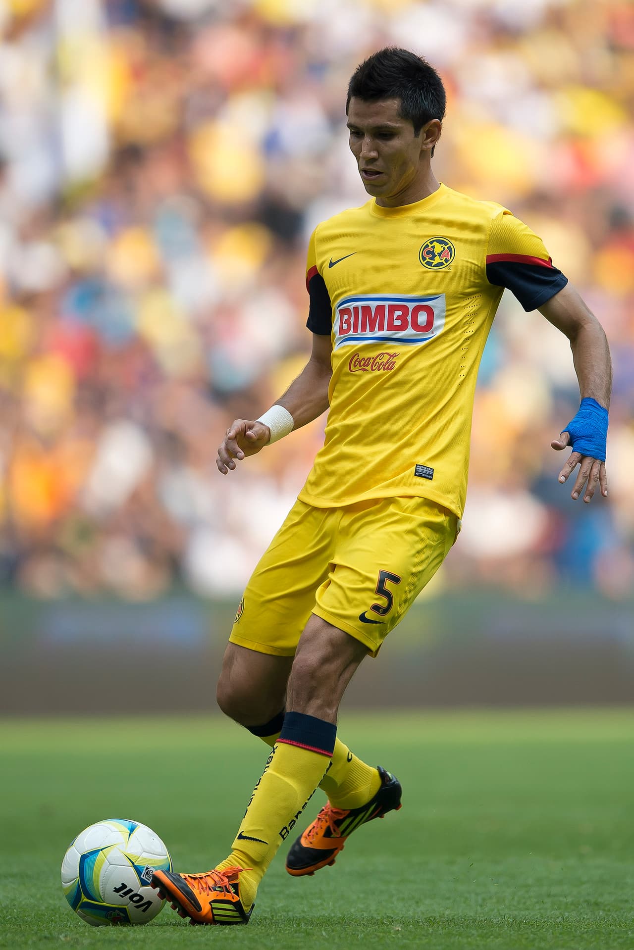 En el 2011 dio el salto al América, en el que jugó las siguientes cuatro temporadas, logrando acumular 134 partidos y seis goles. Además ganó dos títulos de Liga.