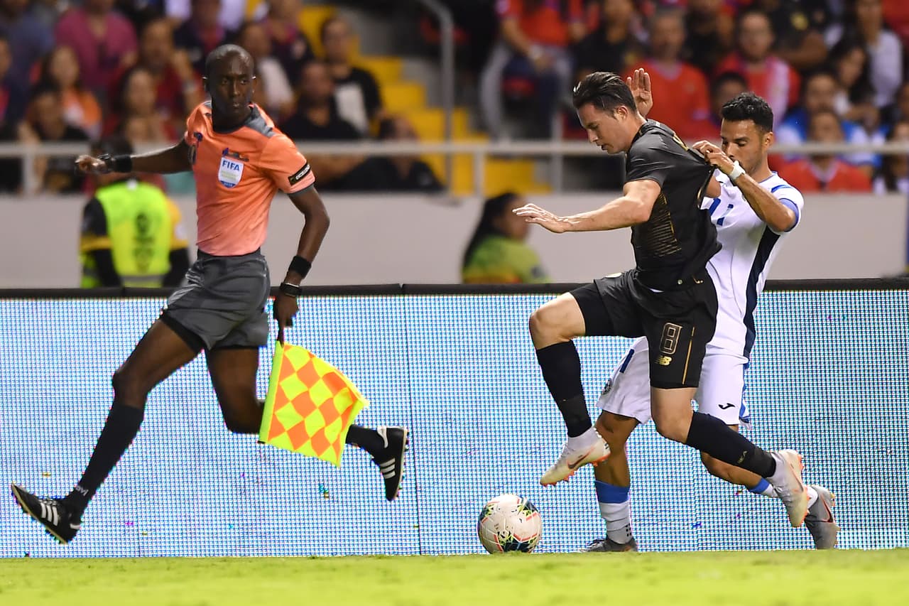 Defensa: Bryan Oviedo (Costa Rica) - 2.2 millones de dólares.