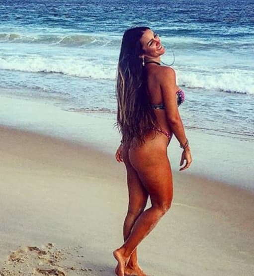 Carol es una exuberante brasileña que se le preguntó que quien era su deportista favorito y eligió a Cristiano Ronaldo sobre Neymar y Messi. Así que CR7 tiene otra sexy admiradora.