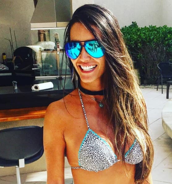 Carol es una exuberante brasileña que se le preguntó que quien era su deportista favorito y eligió a Cristiano Ronaldo sobre Neymar y Messi. Así que CR7 tiene otra sexy admiradora.