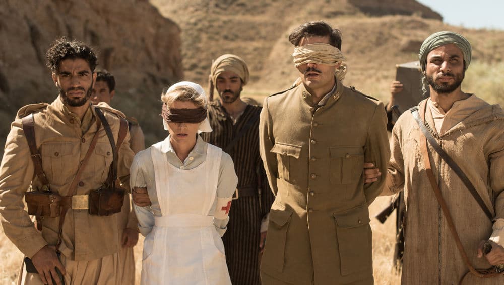 El avance de los sublevados rifeños liderados por Abd El Krim parece imparable, infligiendo al Ejército Español una dura derrota en la decisiva plaza de Annual. Por orden de la Reina Victoria Eugenia, la Cruz Roja Española envió a un grupo de enfermeras comandadas por la Duquesa de la Victoria, con el fin de instalar hospitales de sangre en todas las zonas del conflicto.
<br>
<br>