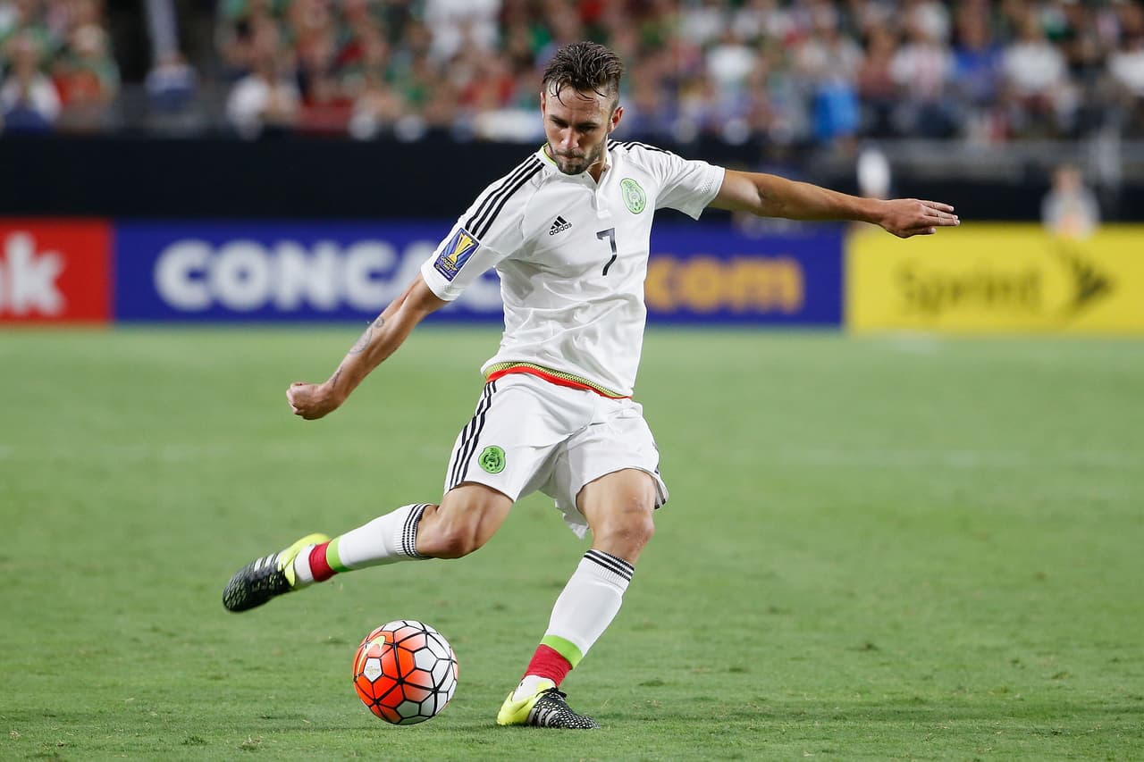 Miguel Layún: Por el otro costado, Layún tuvo más posesión en los del balón en sus pies y al igual que Aguilar se hizo casi dueño del costado izquierdo pero también no fue efectivo en el último toque en los centros que intentó sacar. Calificación 7.