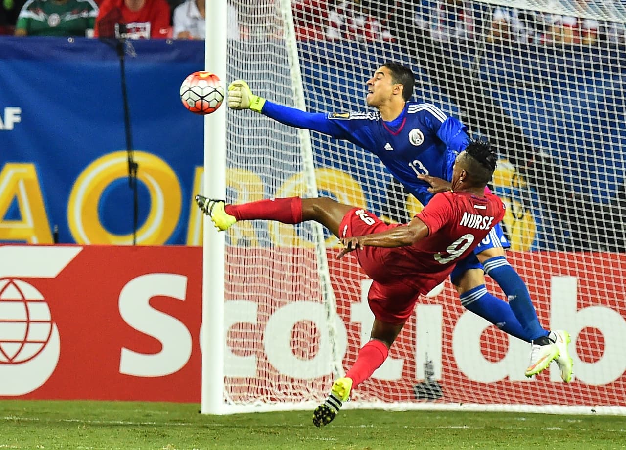 Guillermo Ochoa: El portero mexicano tuvo una mediana actuación ante Panamá, se equivocó en la mayoría de los balones que llegaban por arriba ya que no salía adecuadamente y en el gol panameño pudo haber hecho al más en el tiro de esquina. Calificación 7.