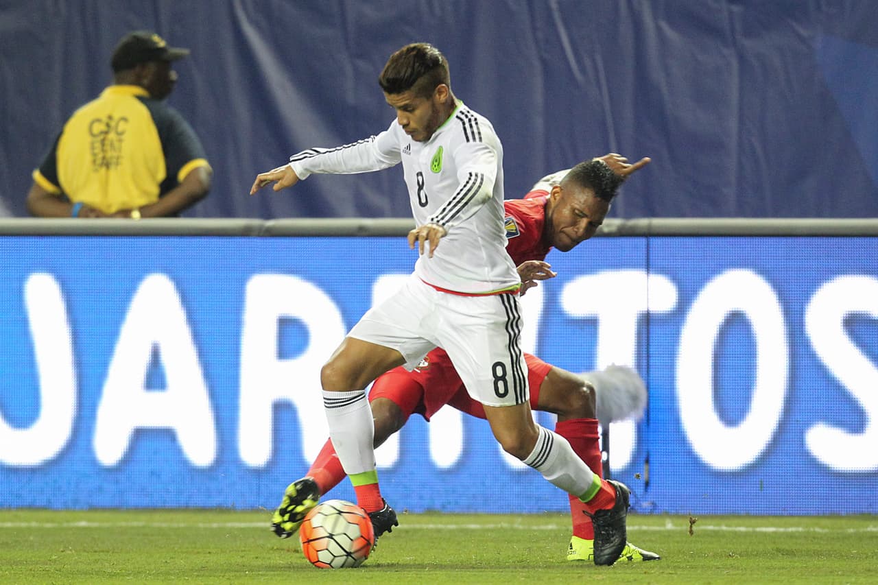 Jonathan Dos Santos: El otro centrocampista mexicano fue el que dio un poco de juego al Tri, tomó el medio campo y era el hombre que se encargaba en recuperar los balones para México. Y tuvo un partido aceptable como ha sido en los otros partidos. Calificación 8.