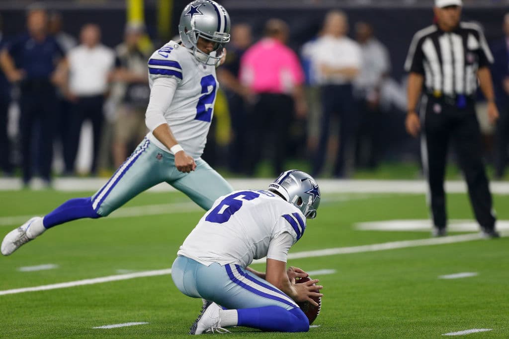 Los Cowboys han tenido problemas con su ofensiva en general y en zona roja. Brett Maher conectó tres goles de campo (27, 43 y 48 yardas) y los primeros dos para dar ventaja de 6-0 a Dallas.