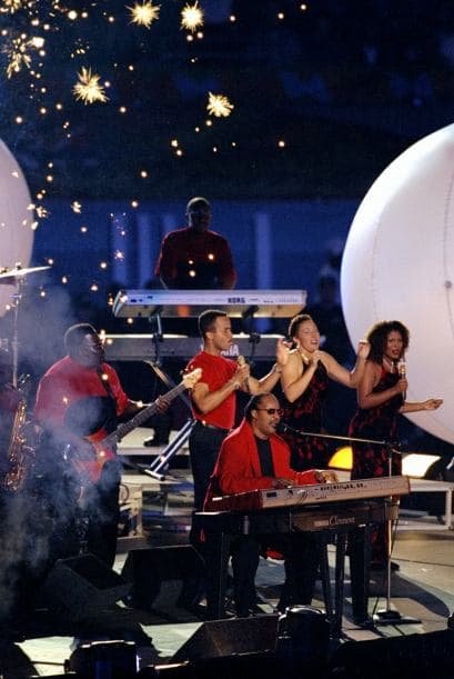 La cantante latina estuco acompañada de Stevie Wonder.