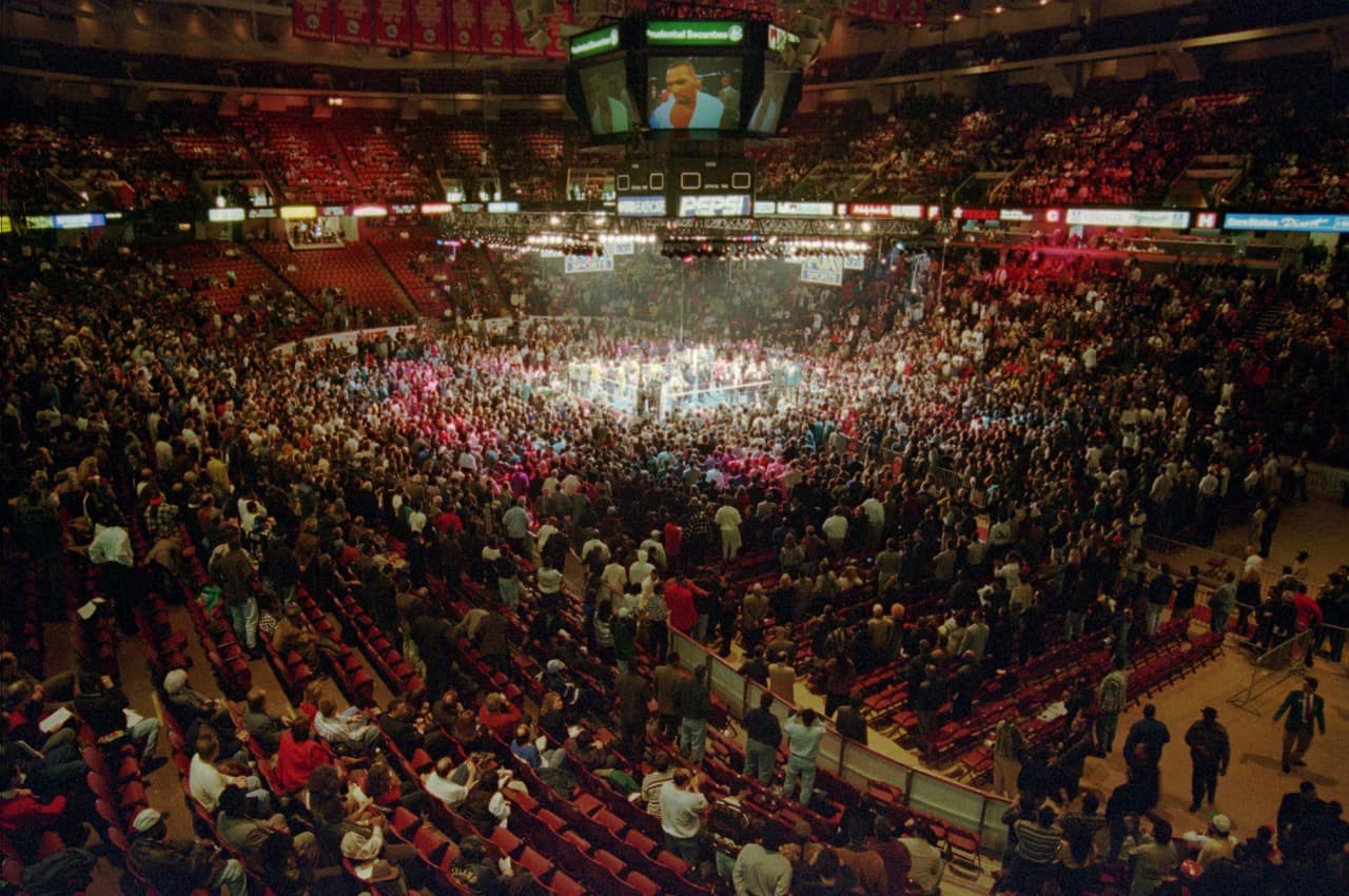 Cuando Mike Tyson enfrentó a Buster Mathis Jr. en el Spectrum in Philadelphia. Lo noqueó en el tercer round.