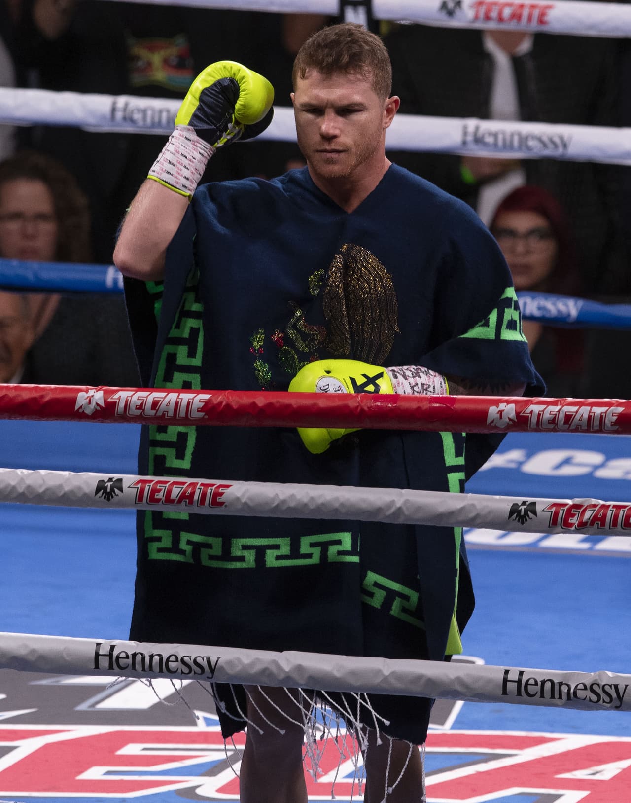 EL boxeador mexicano mostró este atuendo muy a su estilo.