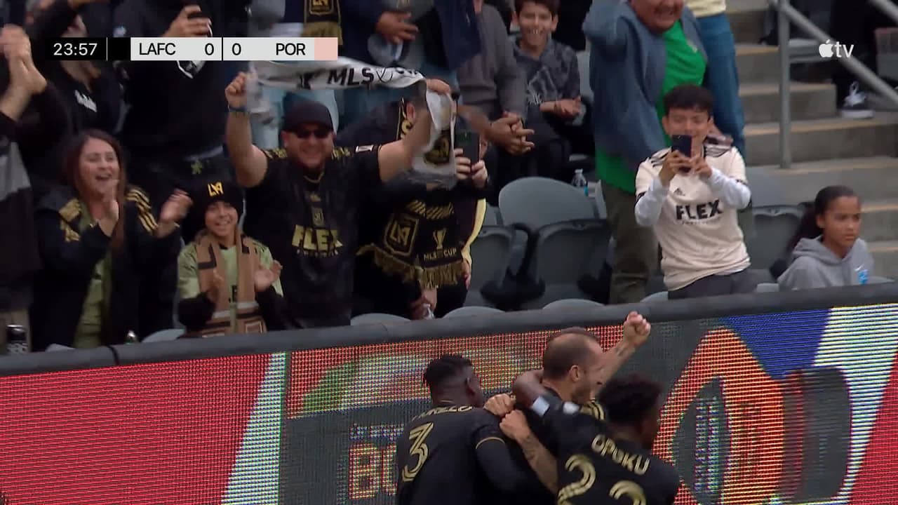 ¡Giorgio Chiellini! El italiano arranca la temporada con un remate dentro del área