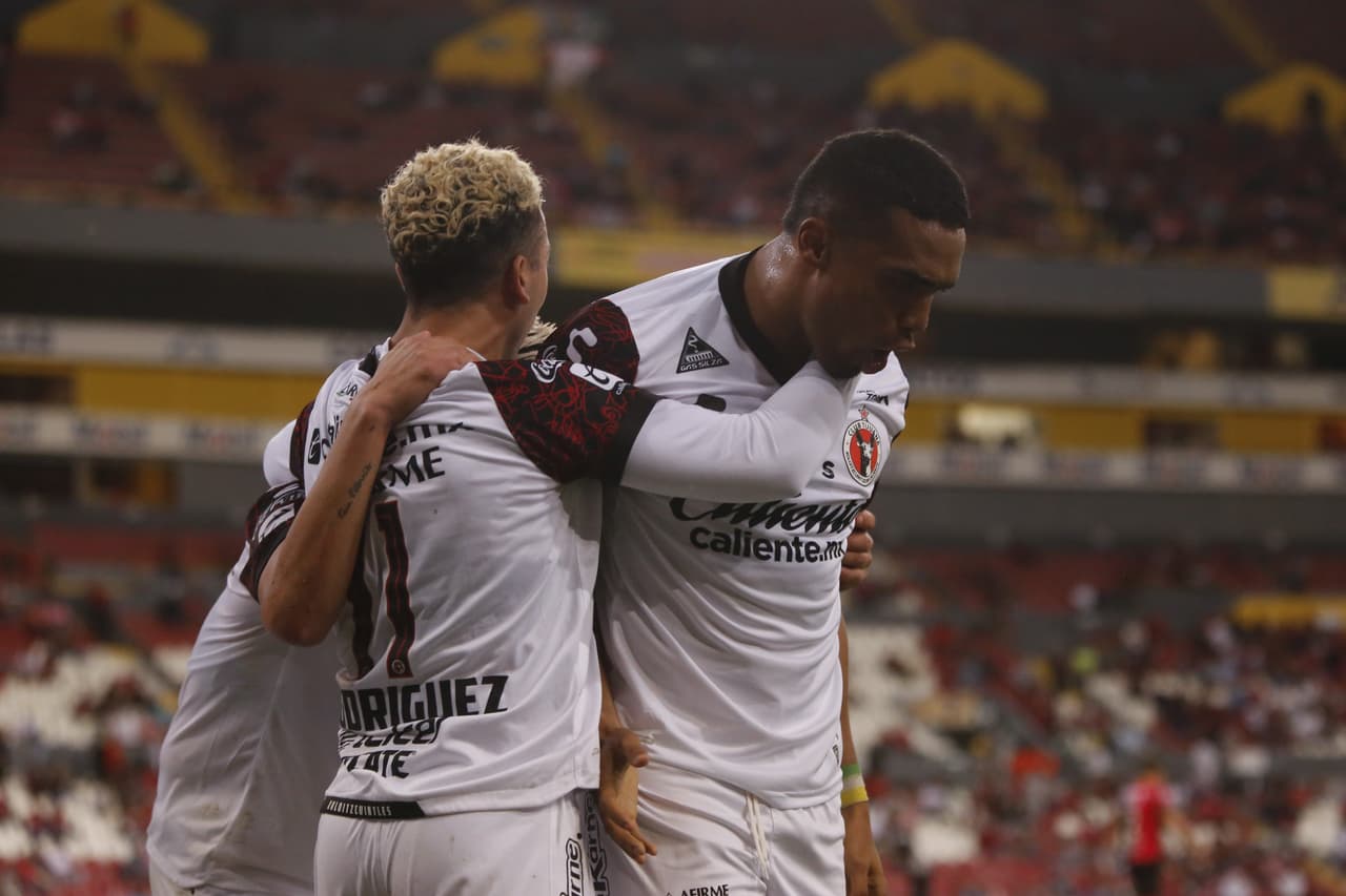 Mauro Manotas y Erick Castillo son los hombres que consiguen la victoria 0-2 de Tijuana sobre Atlas.