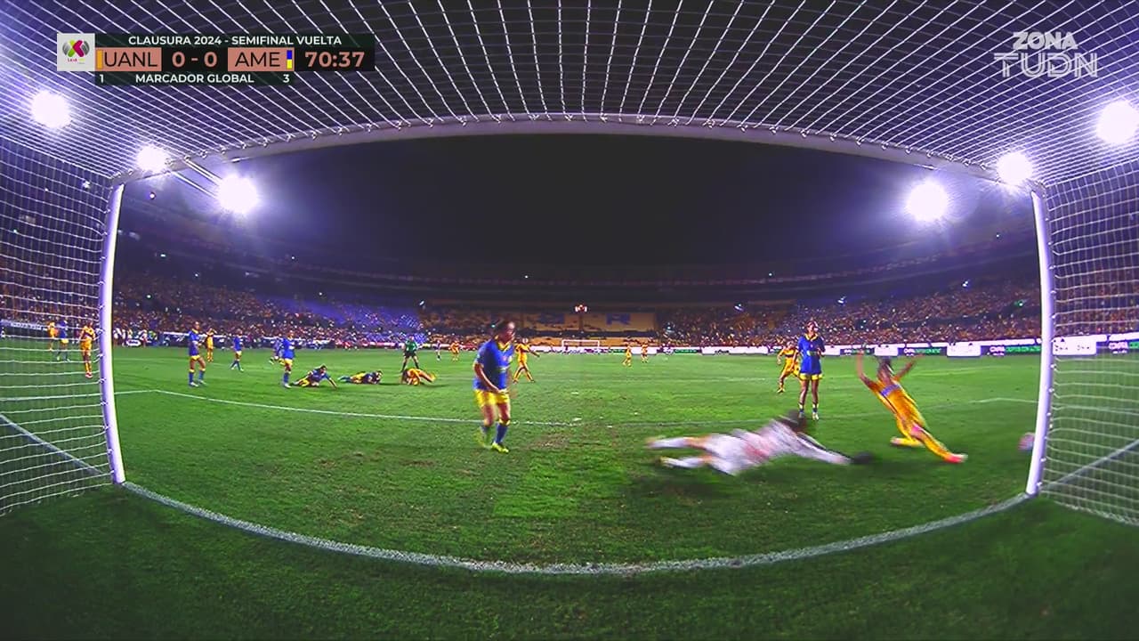 Diagonal de Jana Gutiérrez que no alcanza a rematar Reyes