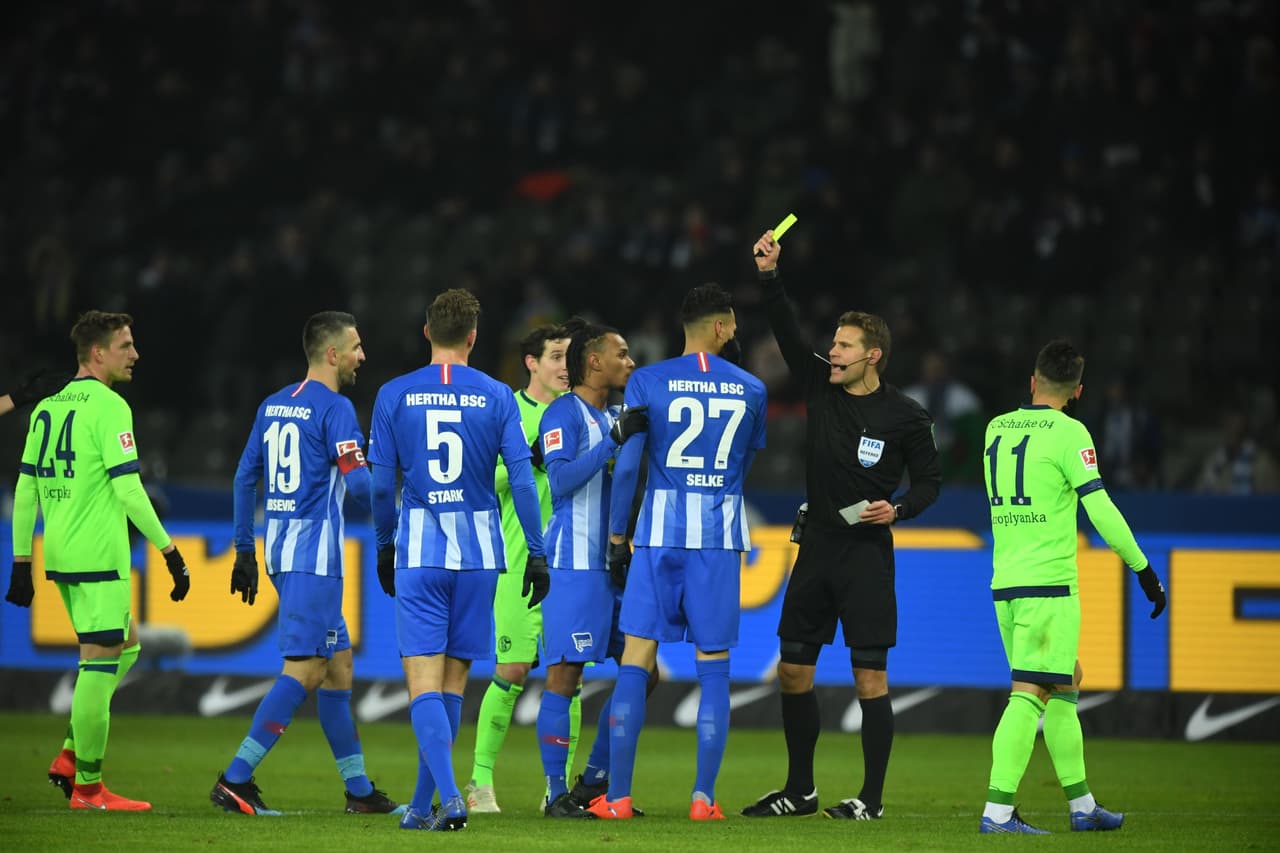 Desde los primeros minutos el juego fuerte se impuso y el árbitro Felix Brych se equivocó al no expulsar al holandés Karim Reikik del Hertha a los 14 minutos por una temeraria entrada.