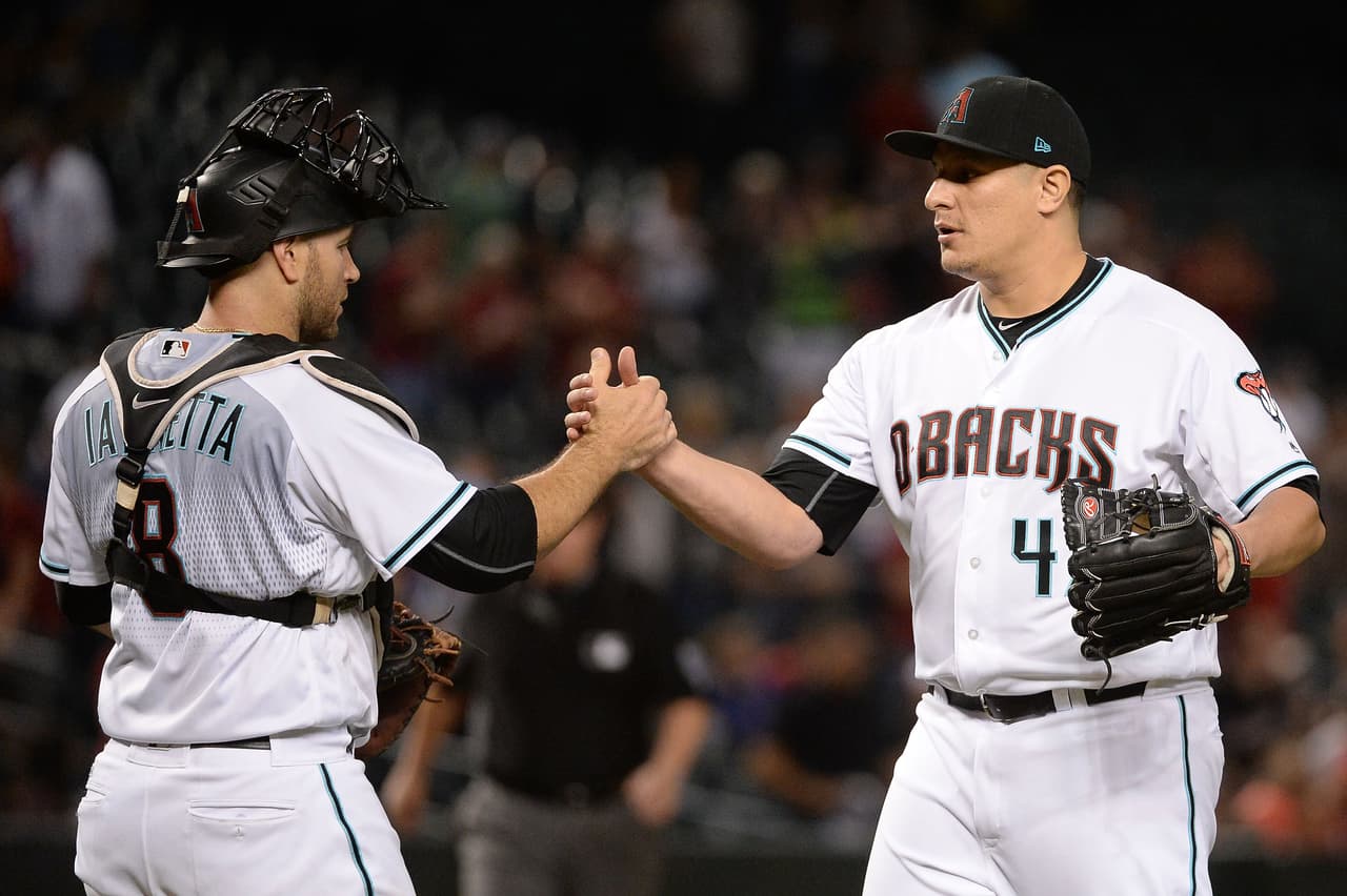 Rojos firman al relevista de origen mexicano David Hernández por dos años y cinco millones