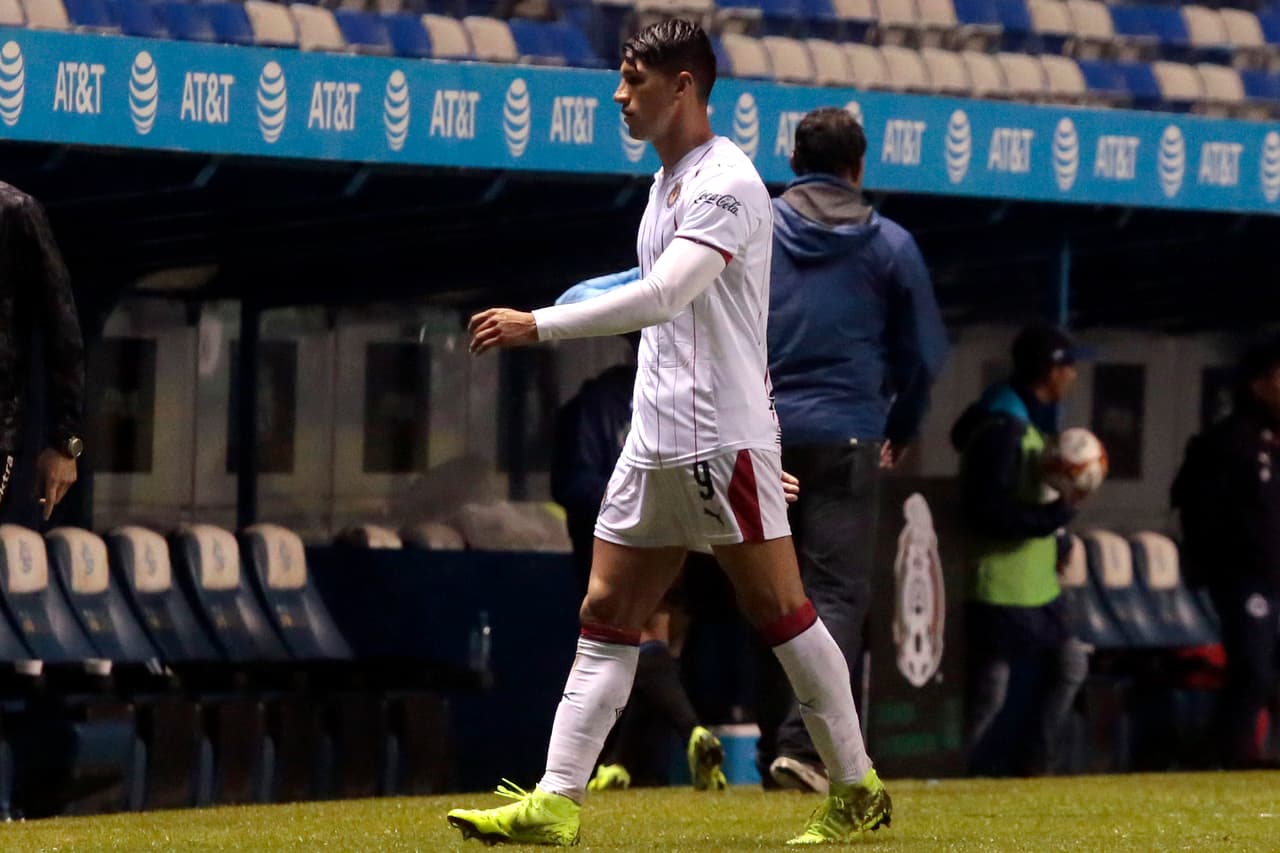 La decisión del juez central al minuto 65 fue dejar con un hombre menos a Chivas con la expulsión al delantero Alan Pulido (centro).