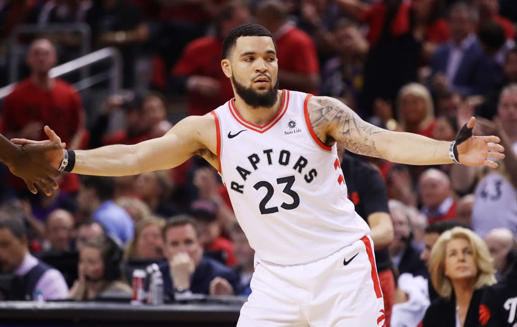El movedor suplente Fred VanVleet tuvo una destacada labor al medio tiempo con 12 puntos saliendo desde la banca y tratando de incomodar, como en el Juego 1, a Curry