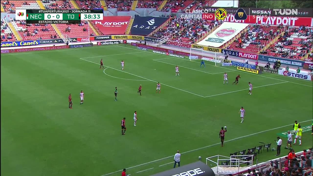 ¡CERCA! Mauro Manotas disparó que se estrella en el poste.