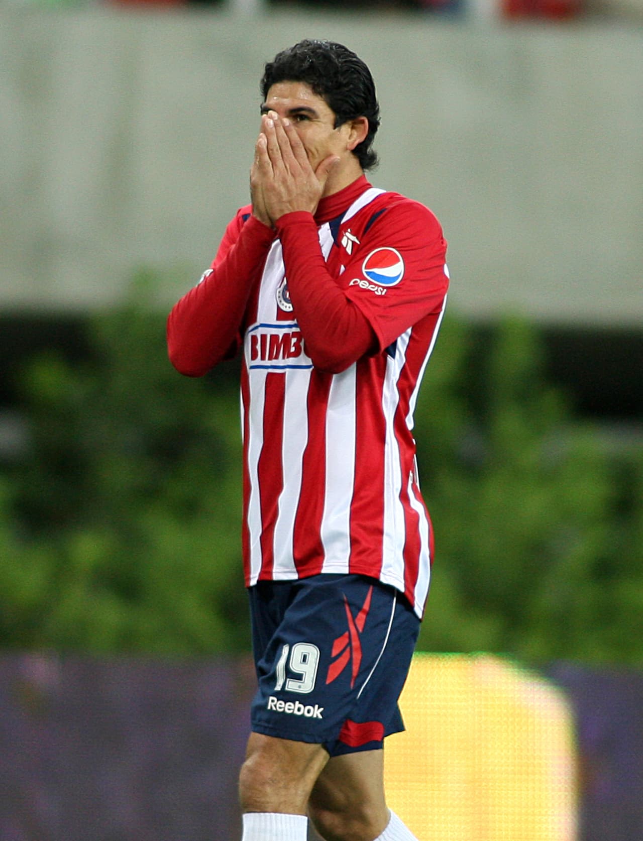 Chivas de Guadalajara volvió a quedarse sin su clasificación a la Liguilla en el Apertura-2010, lejos de la clasificación y con lo que cada vez sumaba más decepciones y años de derrotas. Monterrey fue campeón.