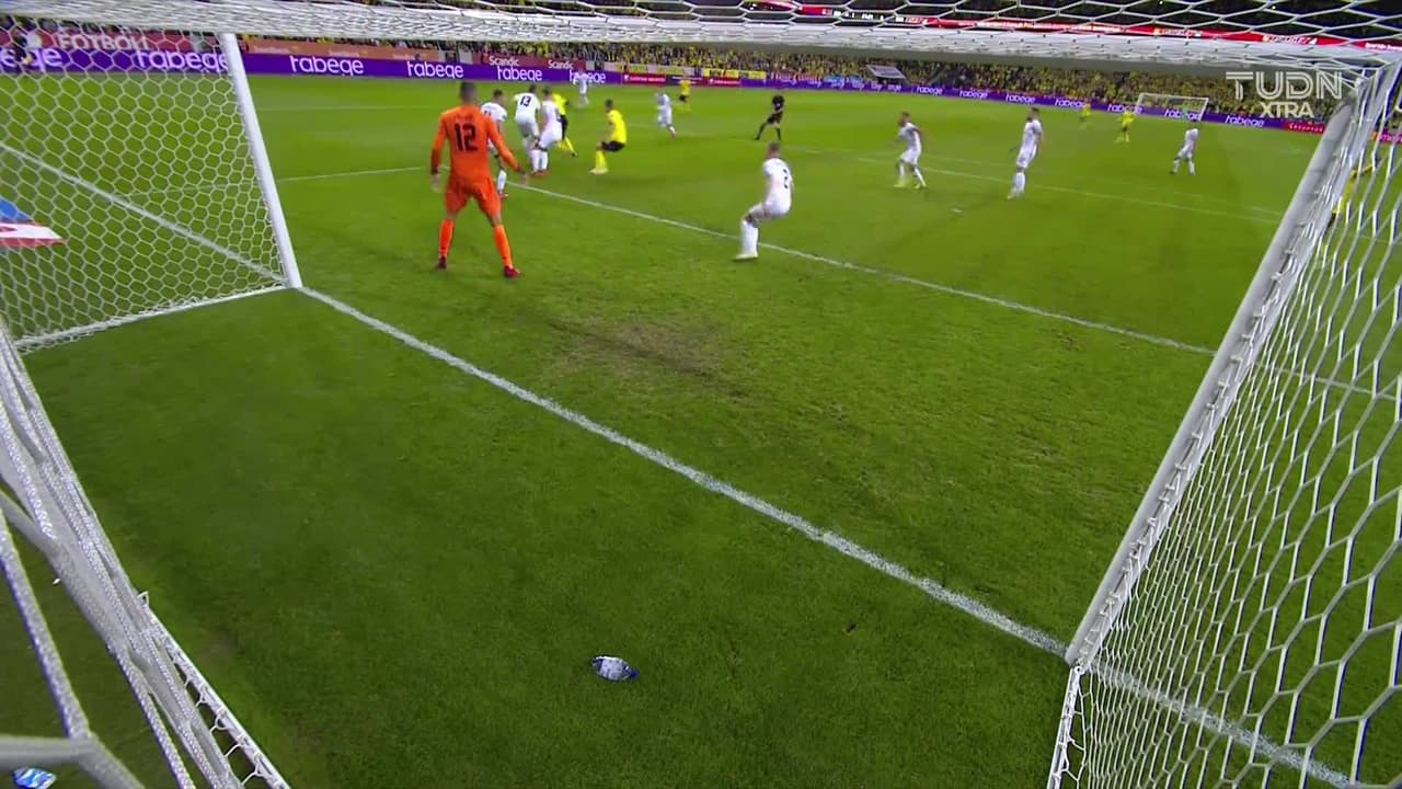 ¡GOL!  anota para Suecia. Alexander Isak
