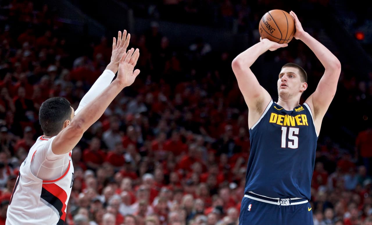 El serbio Nikola Jokic (derecha) lideró a los Nuggets con 12 rebotes y 11 asistencias, además de sumar 21 puntos para la victoria de su equipo.