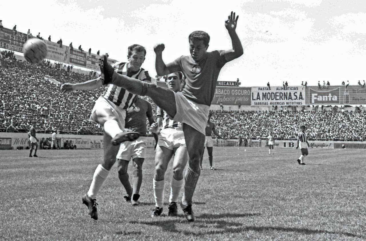 Manuel Lapuente, uno de los mejores entrenadores del futbol mexicano, logró títulos de liga y como seleccionador de México, consiguiendo el trofeo más importante a nivel selecciones: la Copa Confederaciones de 1999. En Liga MX, Manolo Lapuente hizo campeón al Necaxa, Puebla y América.