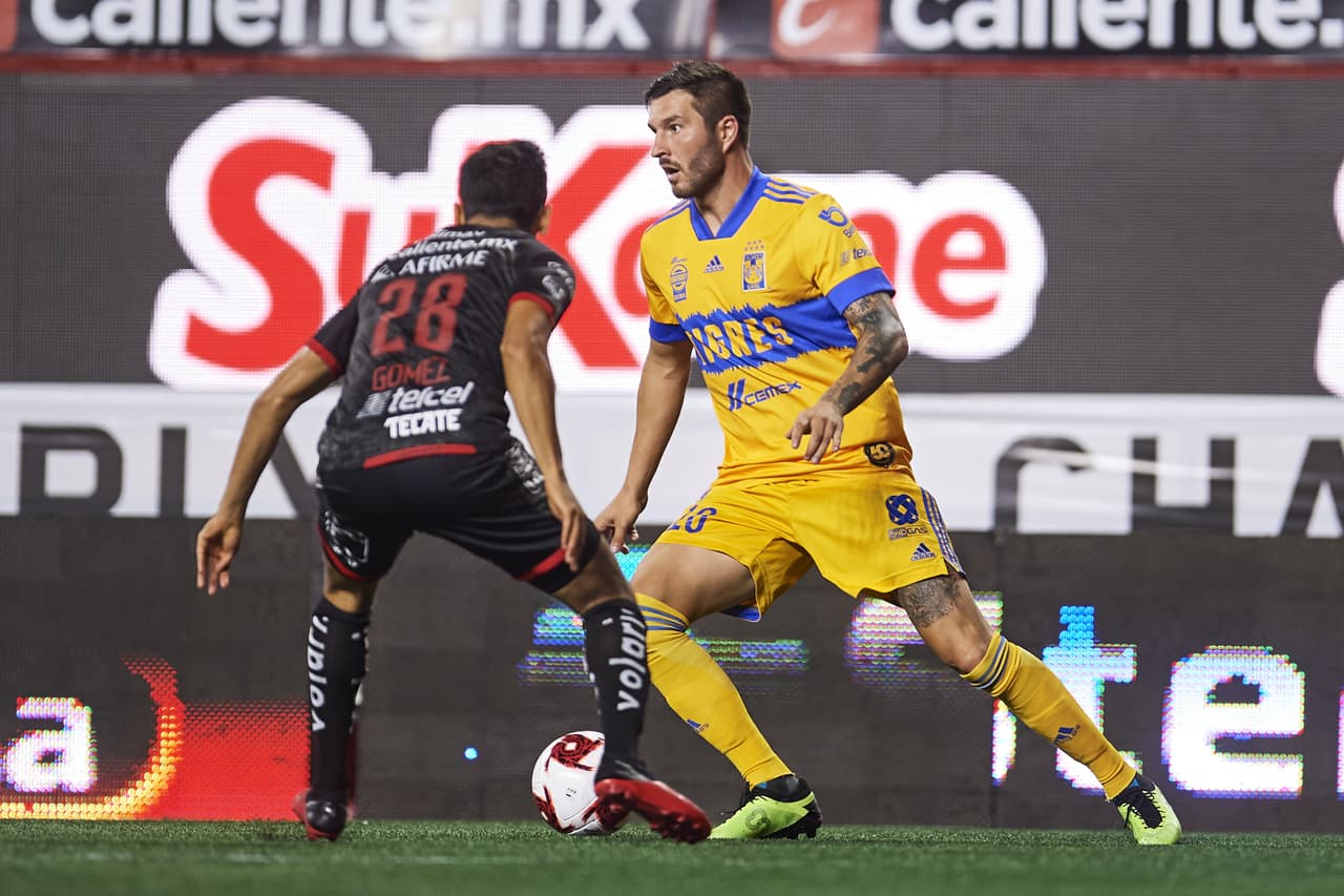 Andre Pierre Gignac no logra penetrar a la defensa y siempre termina descargando con Carioca.