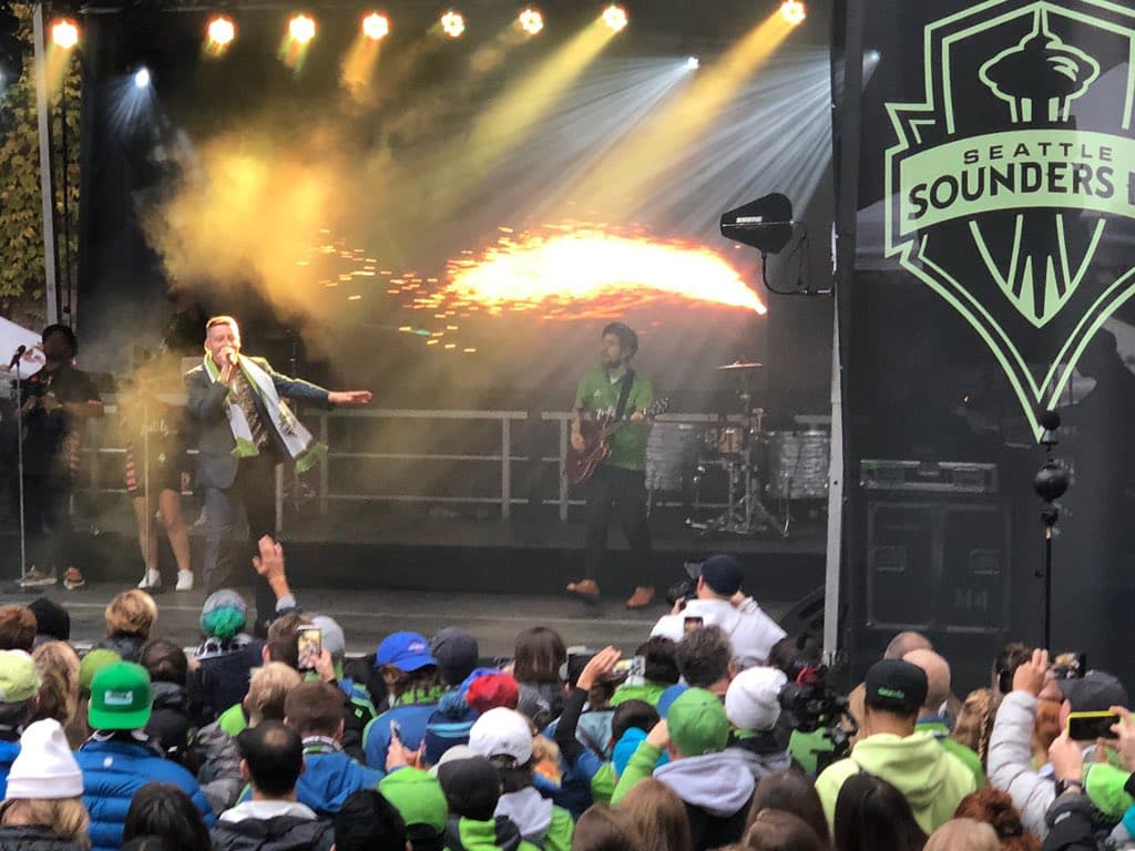 El rapero Macklemore fue uno de los puntos más altos de las festividades previas a la Final por la MLS Cup entre Seattle Sounders y Toronto FC.