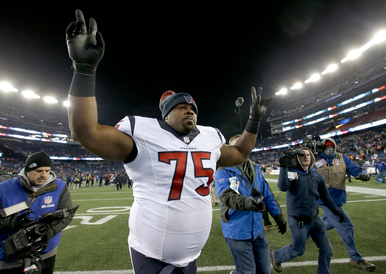 Houston Texans nose tackle Vince Wilfork leaves the field after an NFL divisional playoff football game against the New England Patriots, Saturday, Jan. 14, 2017, in Foxborough, Mass. (AP Photo/Steven Senne)