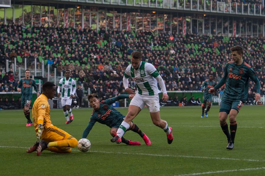 Groningen gana en casa 2-1 al Ajax y se mete en la pelea para disputar una de las copas. Ajax, aún con la derrota, sigue líder de la tabla en la Eredivisie. El mexicano Edson Álvarez no tuvo minutos en campo.