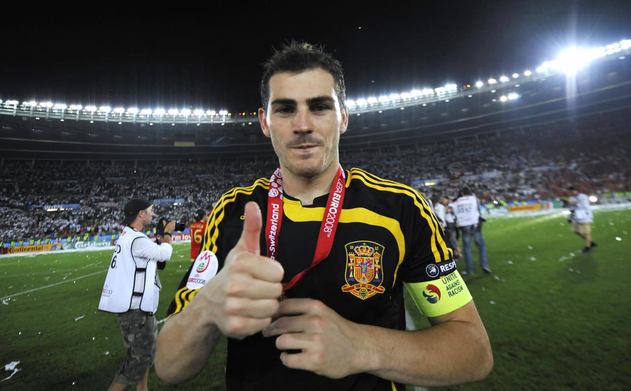 Iker Casillas. El entonces estelar arquero del Real Madrid lleva desde 2015 jugando en el Porto de la Liga de Portugal, sigue en activo.