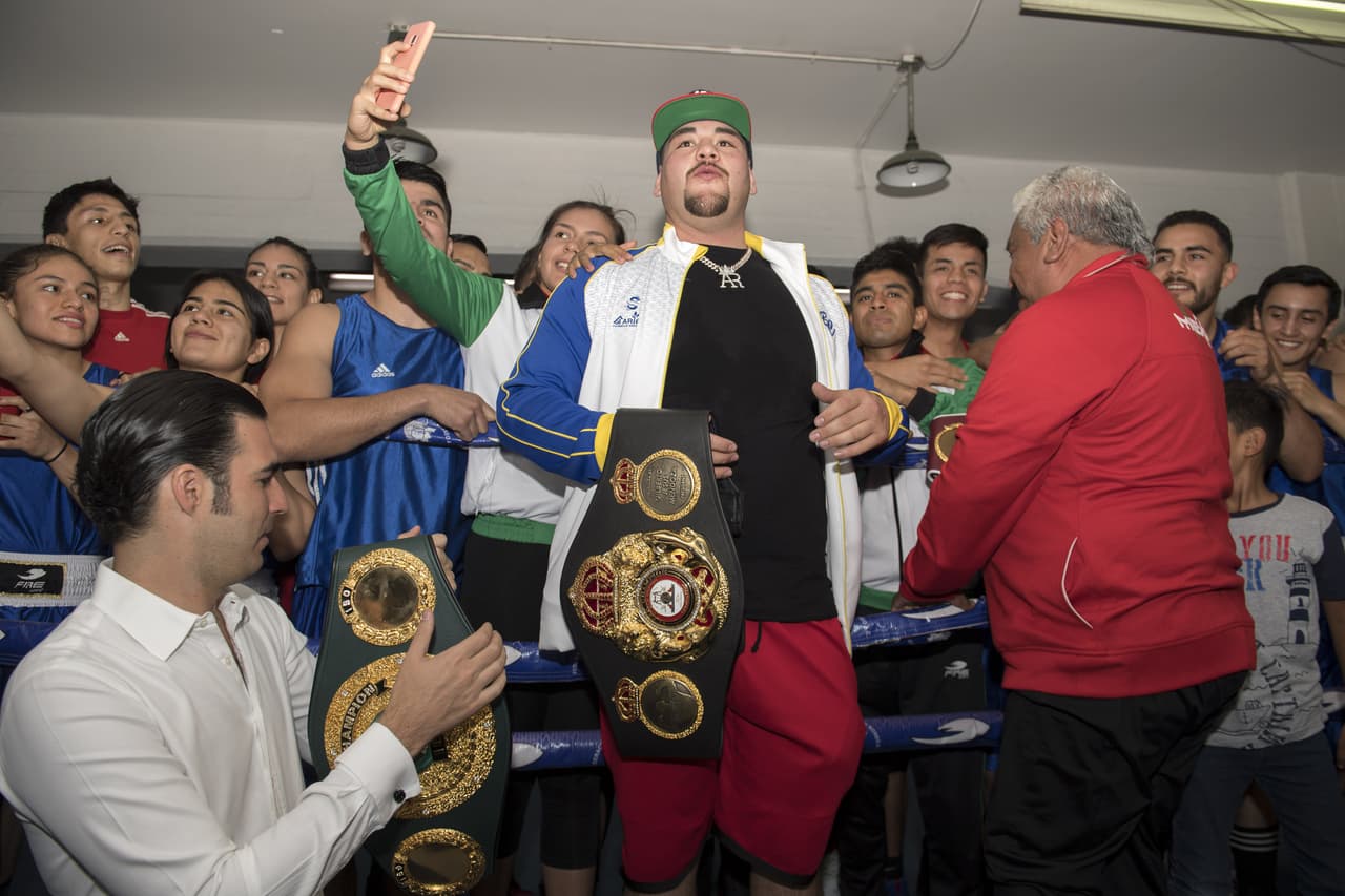 El mexicano Andy Ruiz presentó en el Comité Olímpico Mexicano sus cinturones como campeón mundial de peso completo de boxeo en medio de la admiración y reconocimiento de sus compatriotas.