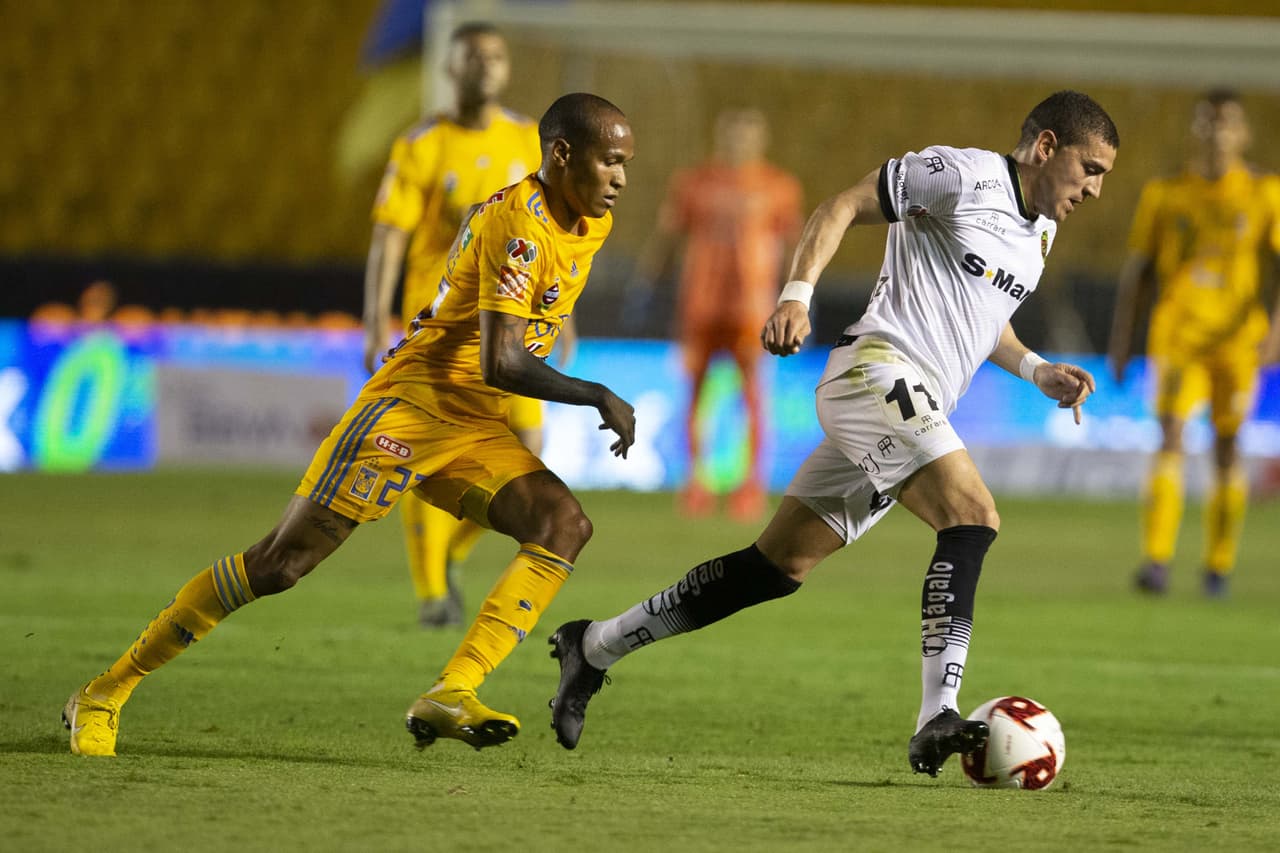 Luis Quiñones pierde el balón frente a la gran marca del mediocampista Mauro Fernández.