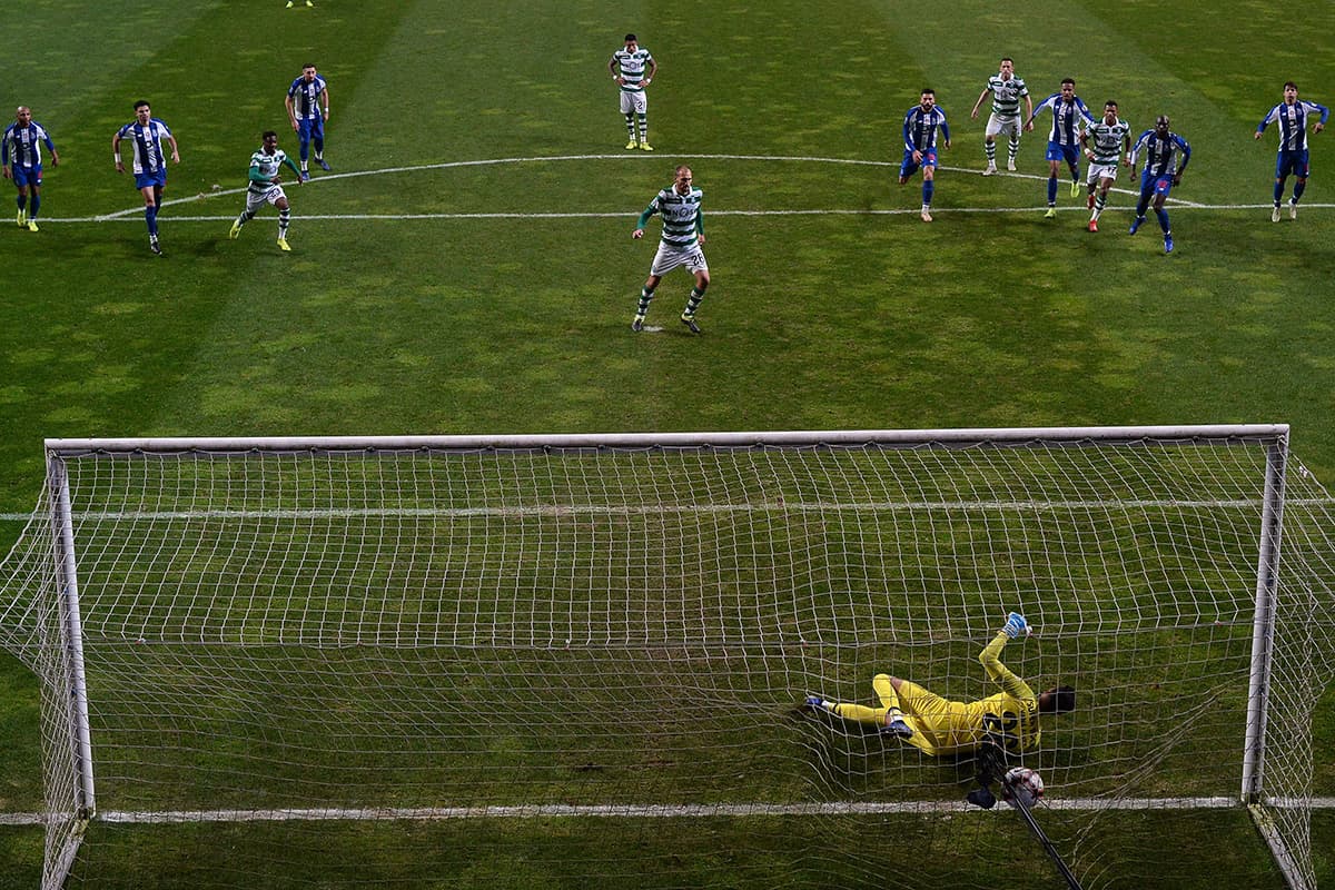 Pero un tiro penal cobrado por Bas Dost se fue debajo del cuerpo del arquero Vaná, fue el 1-1 del Sporting al 90'+2.