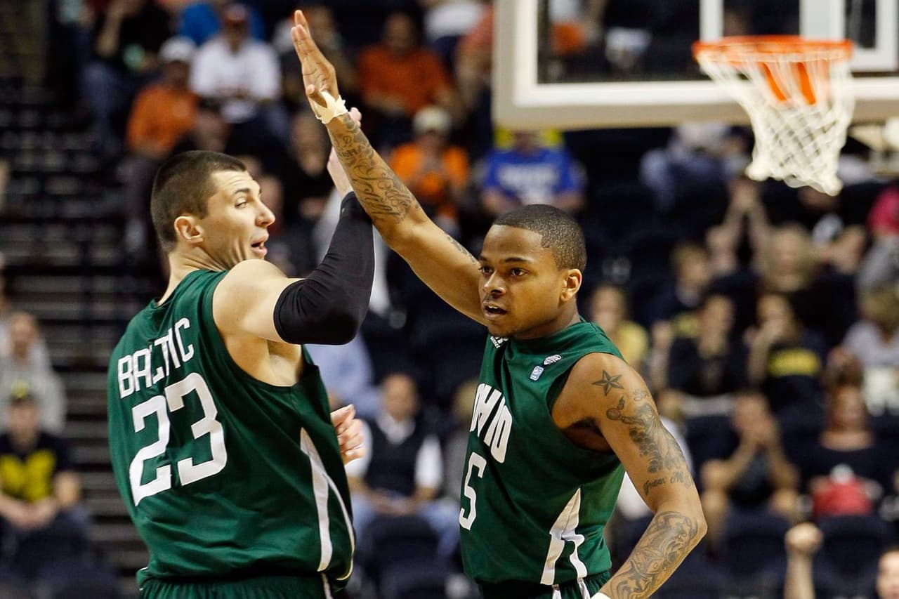 DJ Cooper (der.) en su etapa con la Universidad de Ohio.