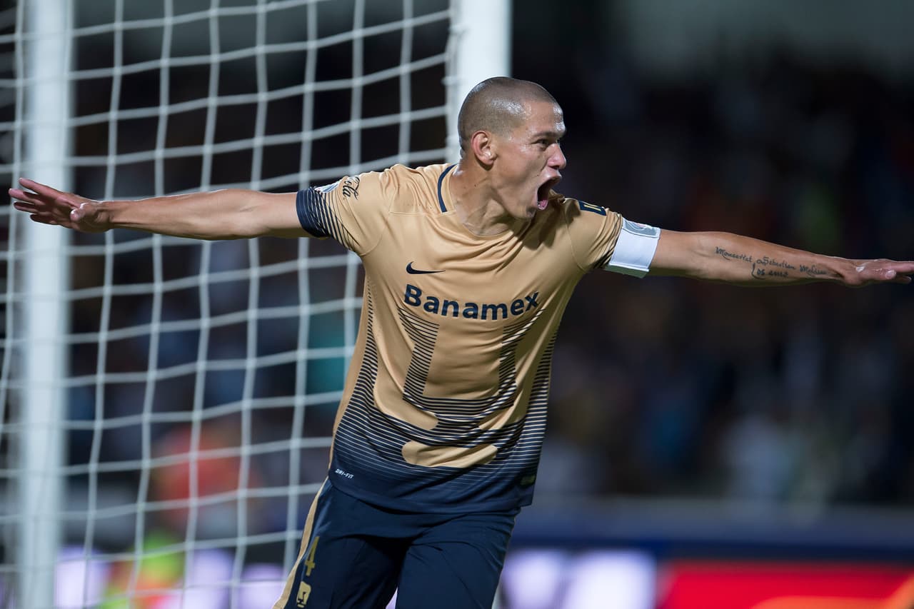 En defensa tenemos a otro universitario, Darío Verón tuvo un partido pulcro en defensa limitando a los delanteros del Atlas y también colaboró con la goleada con un tanto en actividad del primer tiempo.
