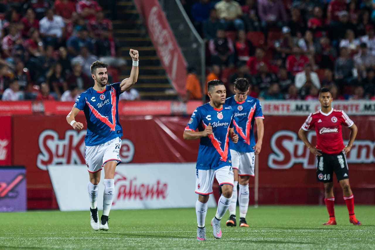 En defensa el jugador que se coló entre los mejores 10 por su rendimiento fue Rodrigo Javier Noya del Veracruz. El zaguero anotó un gol para su equipo en una jugada a balón parado.