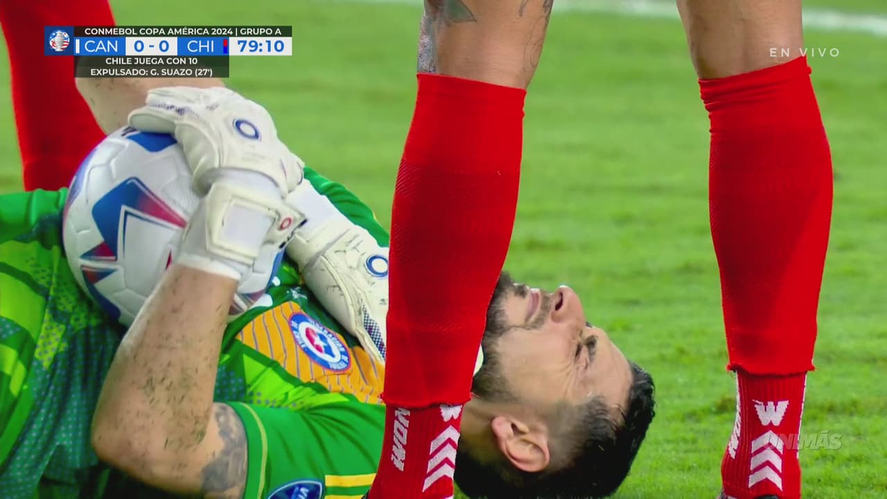 ¡Choque durísimo entre Arias y Oluwaseyi por culpa del balón!