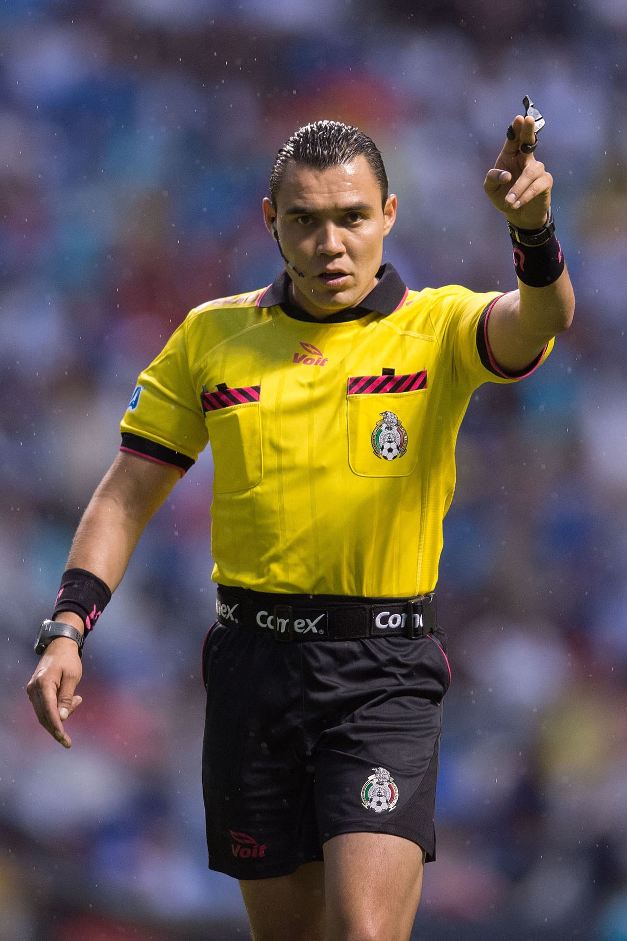 El árbitro del encuentro Marco Antonio Ortiz mostró 6 tarjetas amarillas, tres para cada equipo.