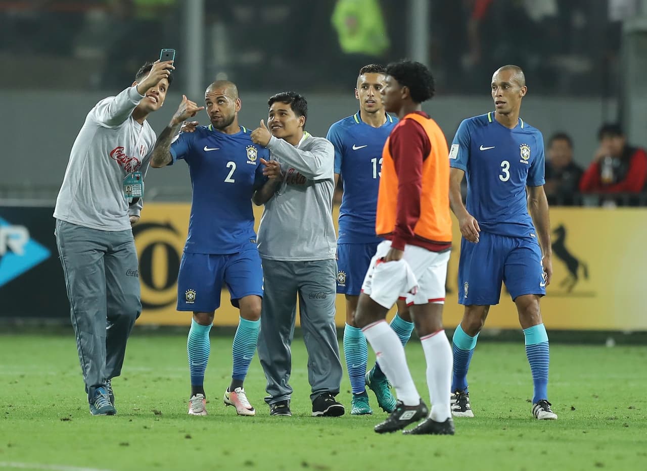 Hay algunas figuras que hasta posan para la foto. El brasileño Dani Alves es de los que recibe con mucha calidez a los fanáticos.