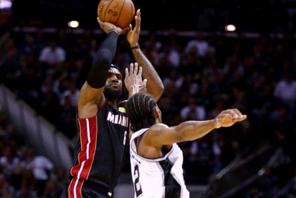 Todo o nada. Dispuestos a dejar la vida en la cancha San Antonio fue por su quinto campeonato mientras Miami buscaba salir de la mala racha 3-1 pese a que ningún equipo en la historia lo había logrado en una final. San Antonio apaleó a Miami.          