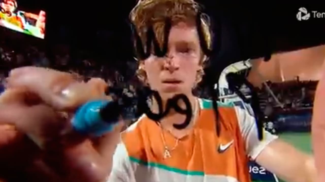 Andrey Rublev pide "No a la guerra" tras firmar una cámara en Dubái