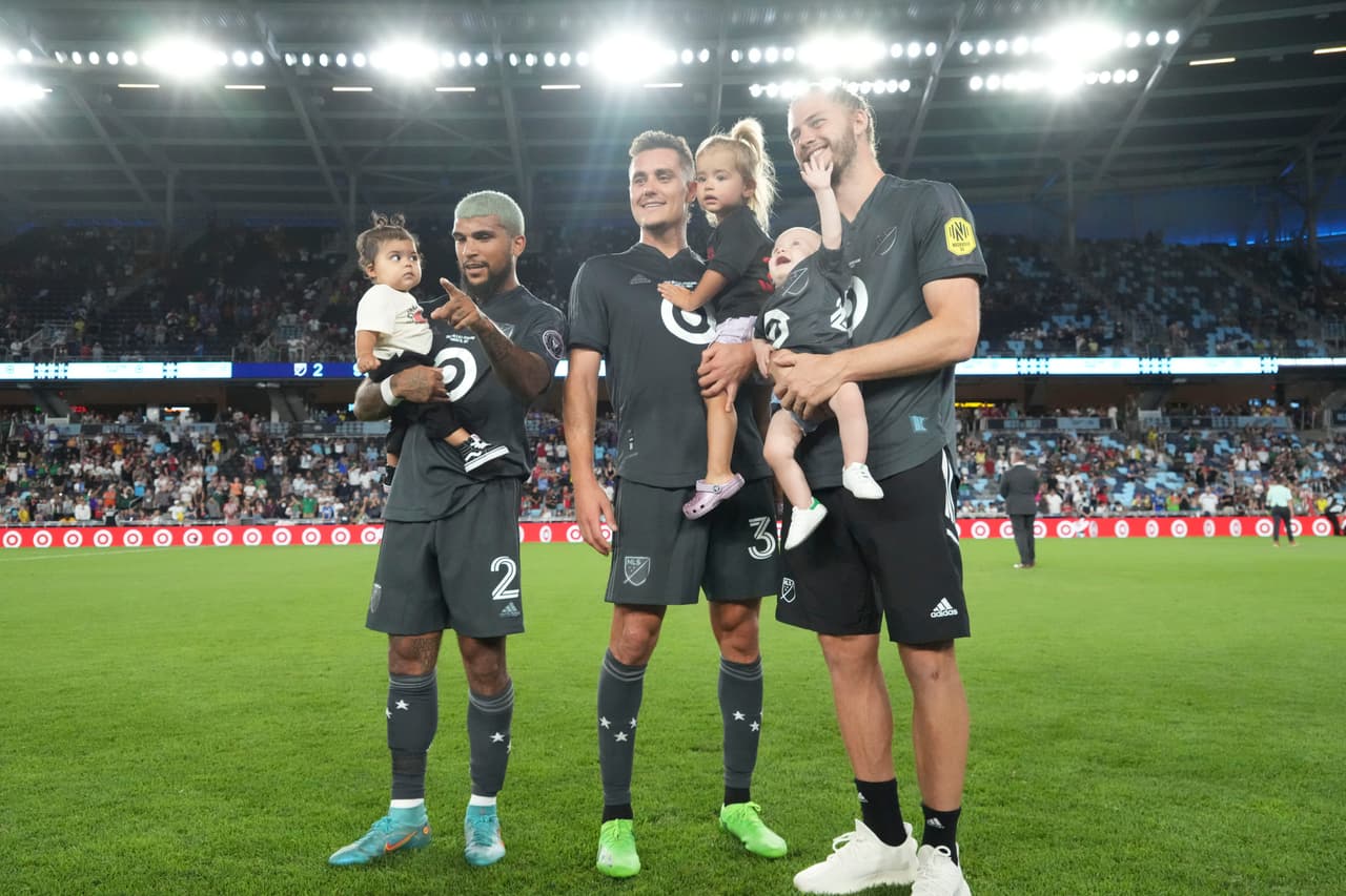 DeAndre Yedlin, Aaron Long y Walker Zimmerman con sus niños, tras el partido.
<br>