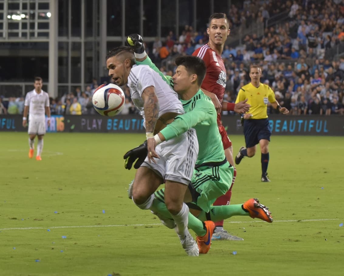 El arquero del FC Dallas, Jesse González, fue figura, hasta que cometió este penal sobre Dom Dwyer.