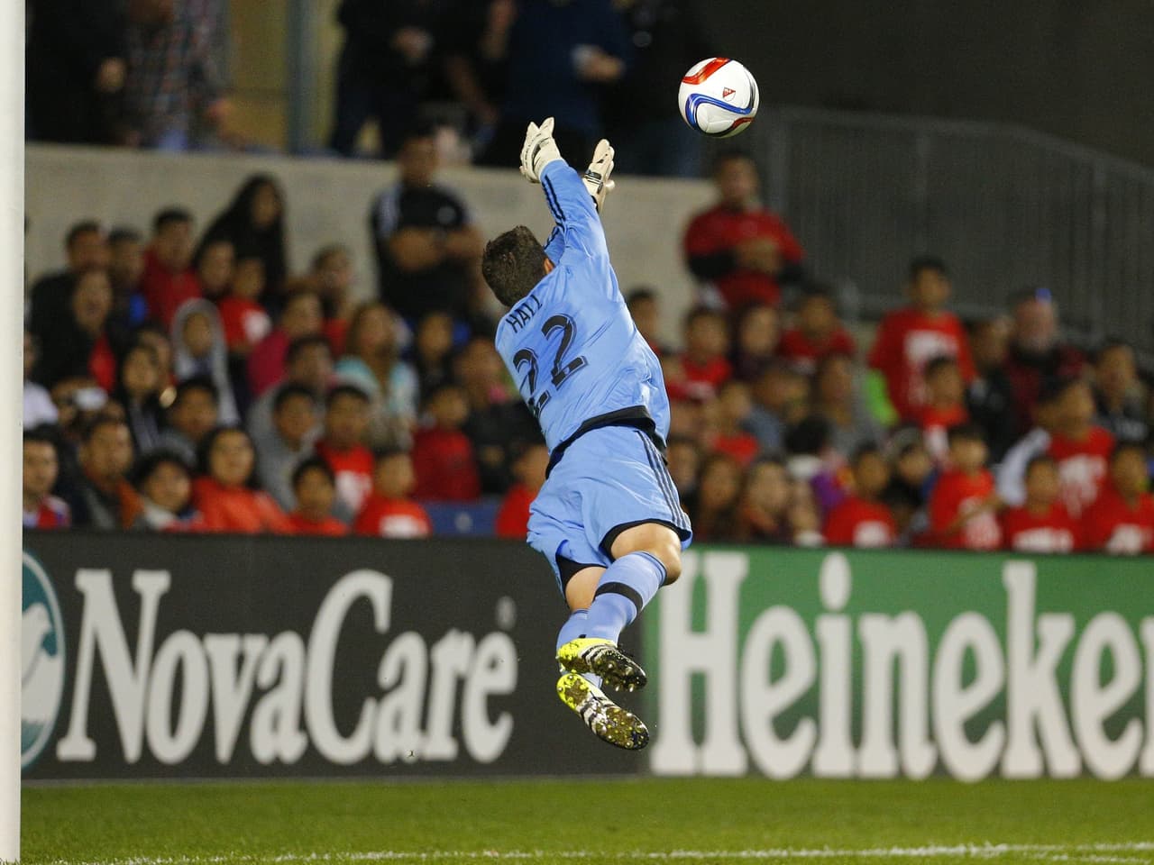 El arquero Tally Hall, de Orlando City, y vuelo ideal para los fotógrafos.