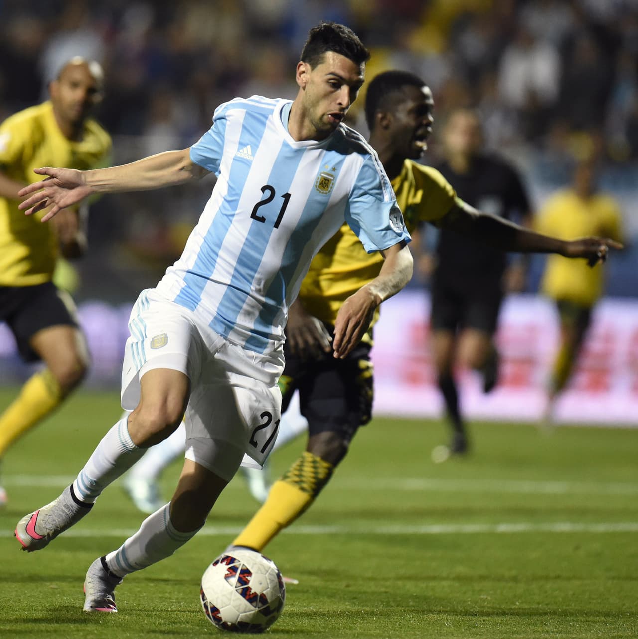 Ángel Di María no pudo lucir con un equipo físicamente poderoso.