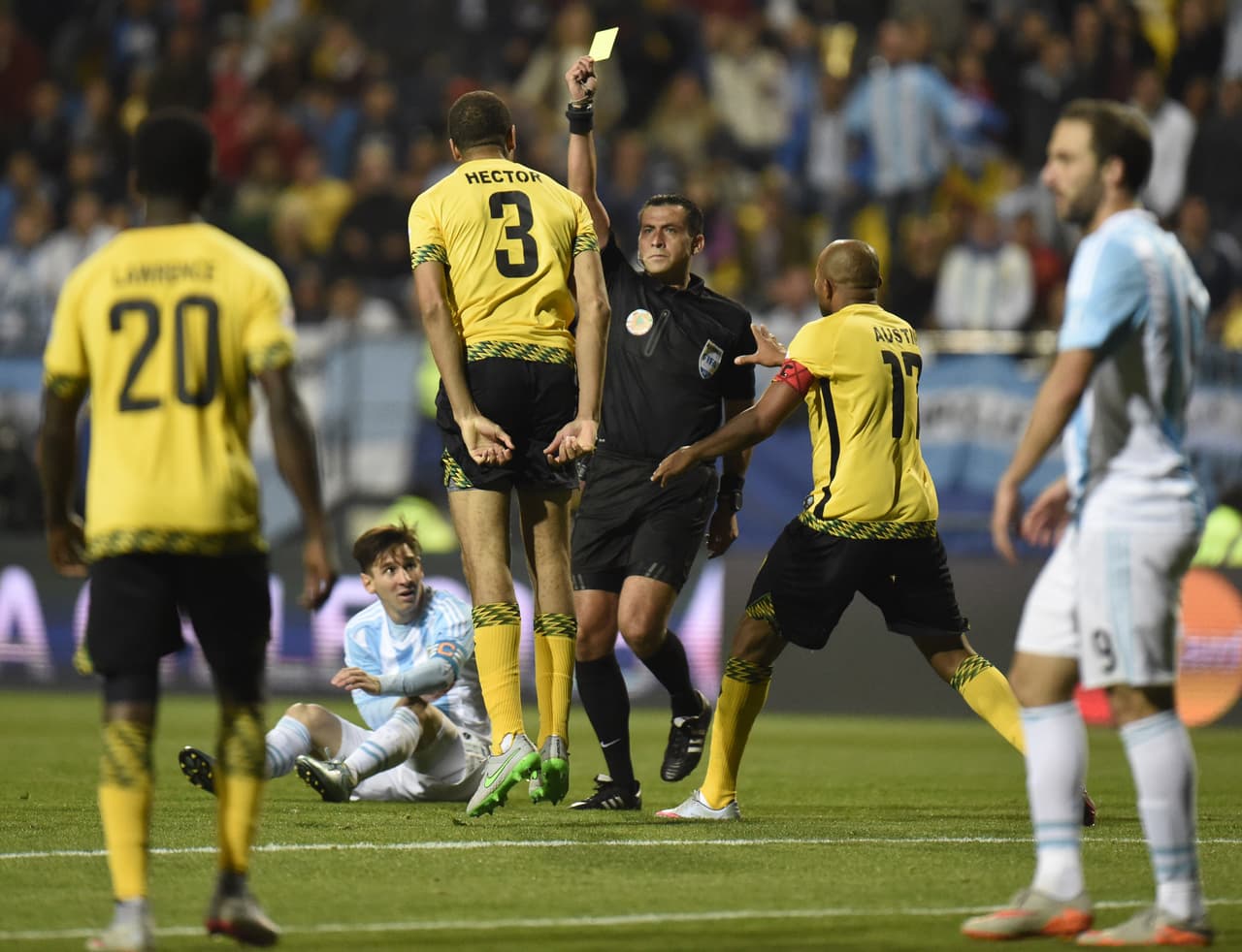 Y cuando no había el talento suficiente ablandaban el juego de los argentinos.