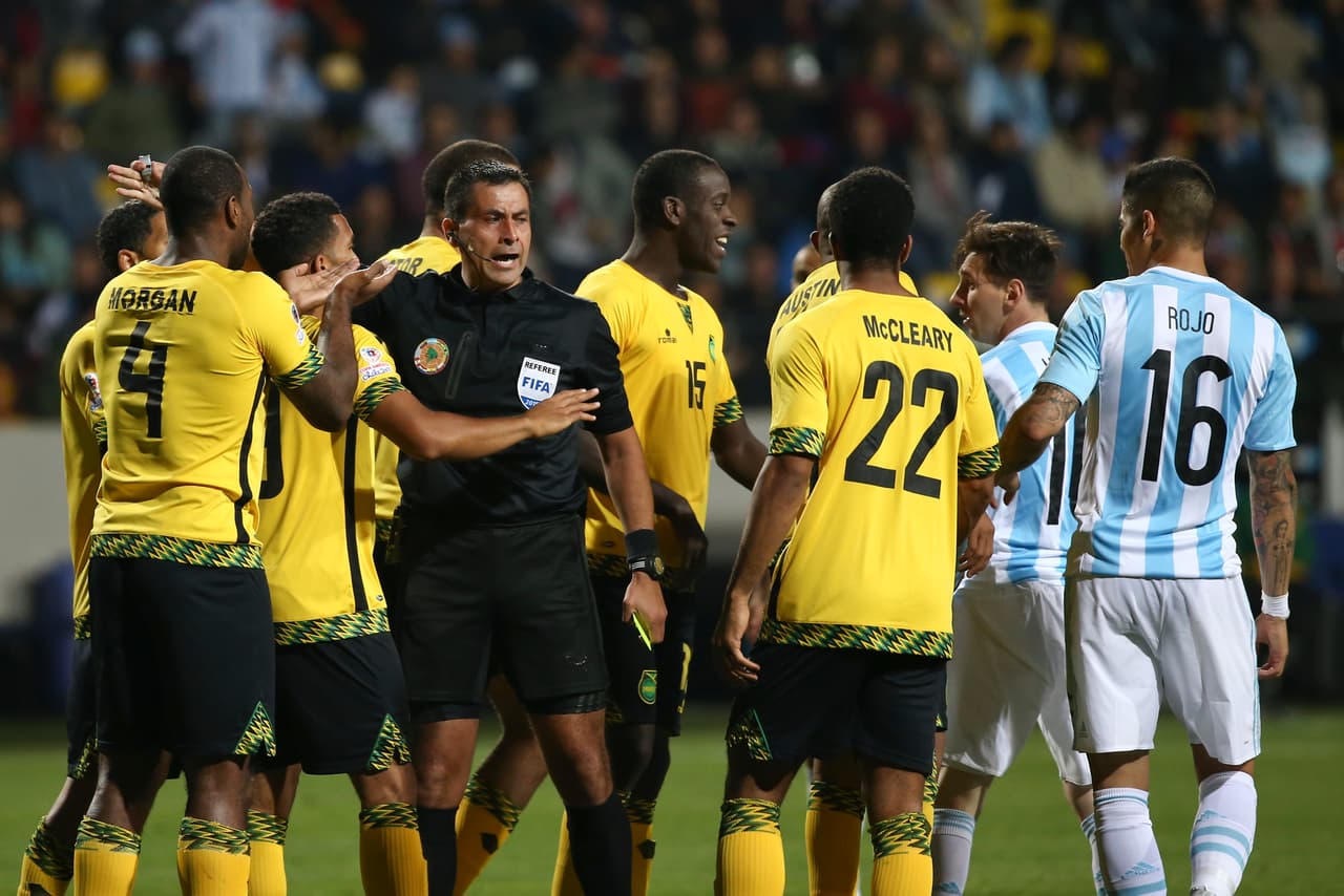 Cuando existieron momentos de fricción el árbitro Julio Bascuñan debió calmar a los jugadores.