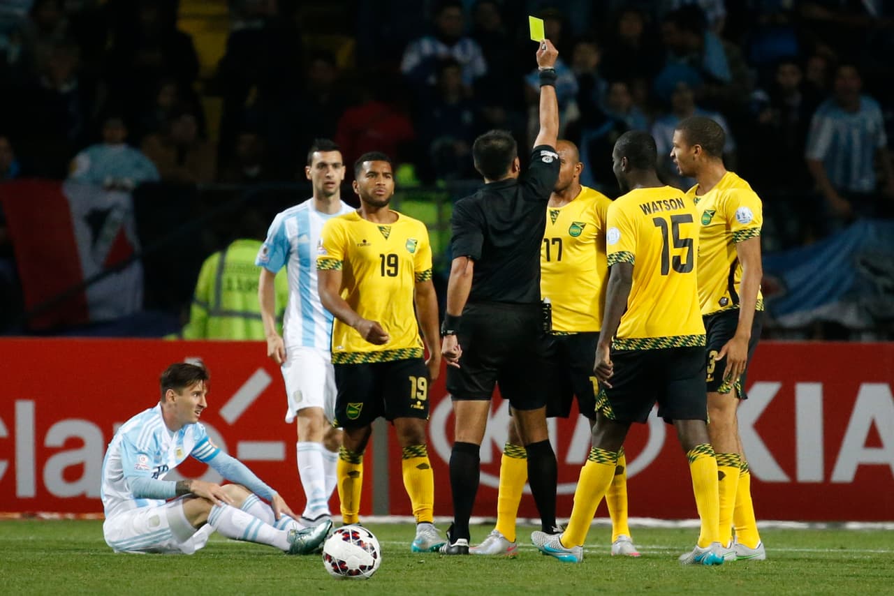 Las entradas a Messi le costaron a Jamaica tres cartulinas preventivas.