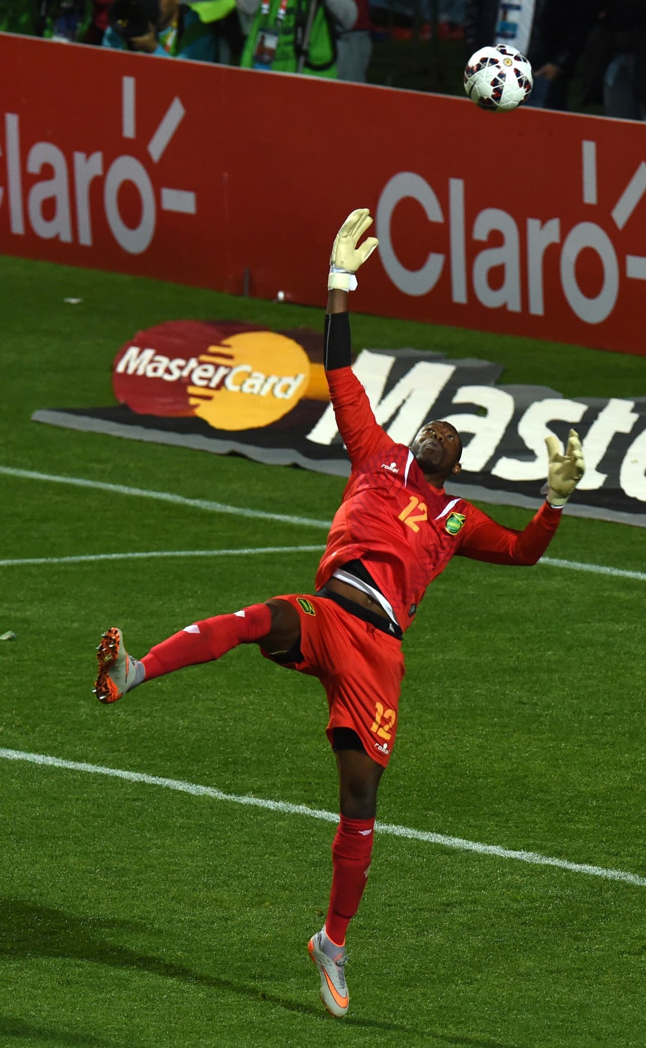 El arquero Dwayne Miller realizó una tremenda salvada a Lionel Messi que pudo ser un golazo.