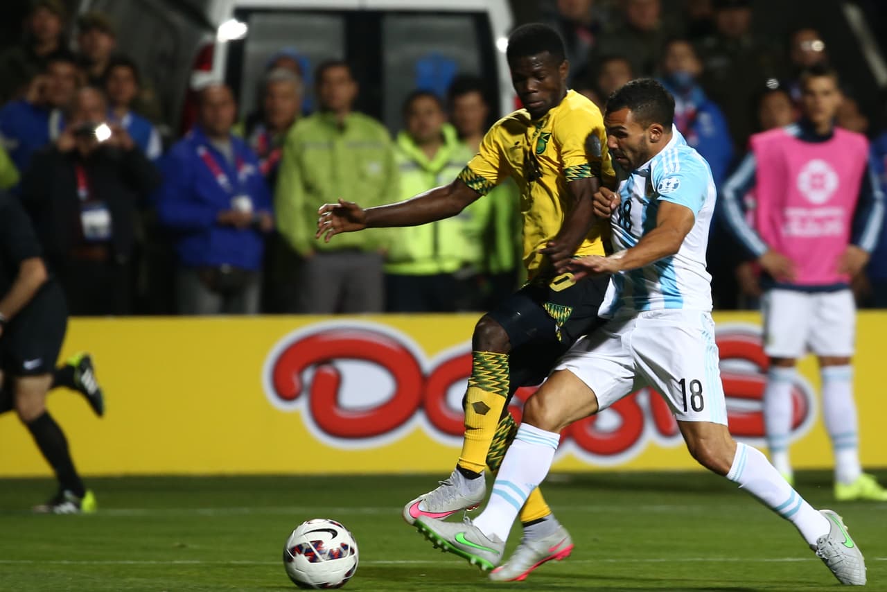 Carles Tévez ingresó en la parte complementaria pero poco pudo hacer para aumentar la ventaja de Argentina.